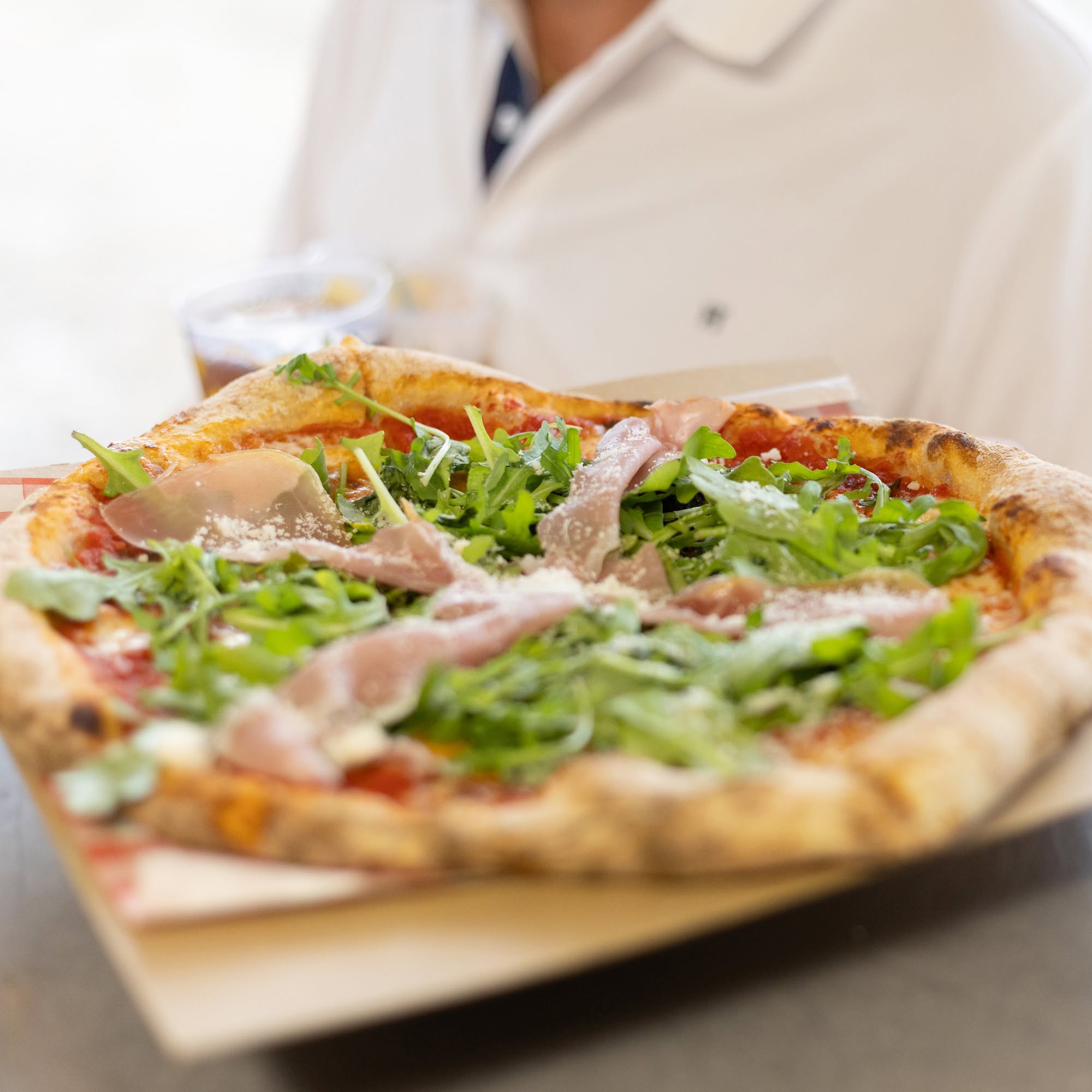 Frissen készült nápolyi jellegű pizza