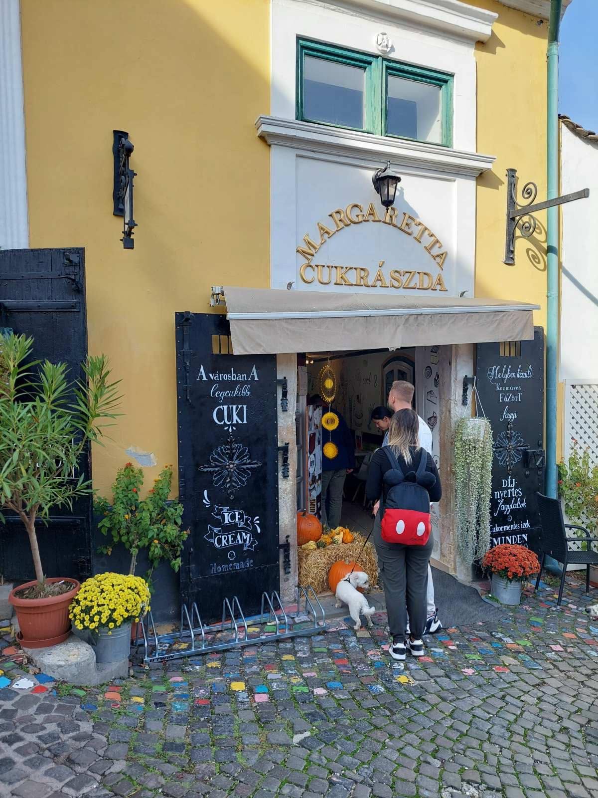 A Margaretta Cukrászda sárga homlokzata és bejárata