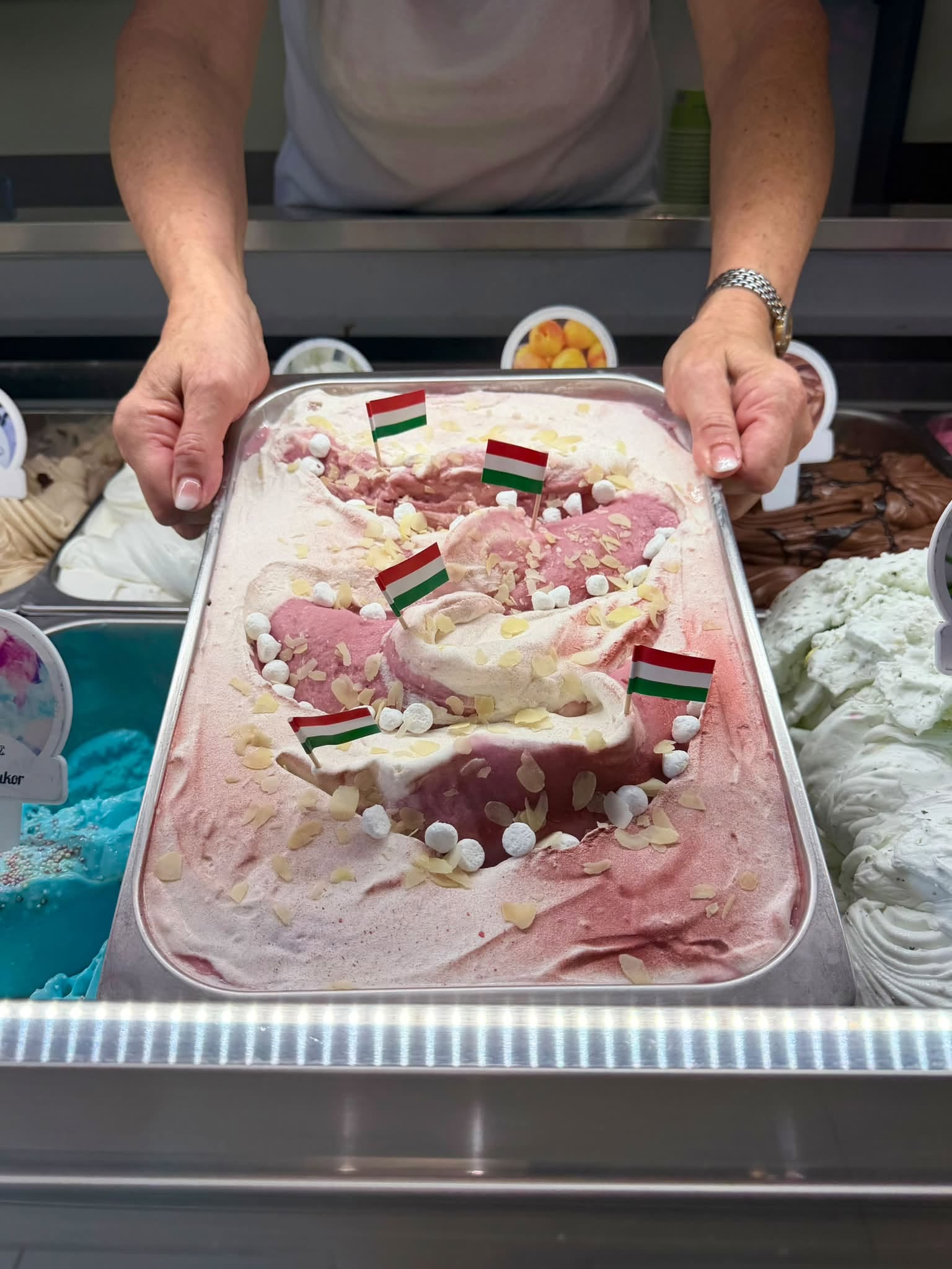 Friss fagylalttálca bemutatása a pultnál