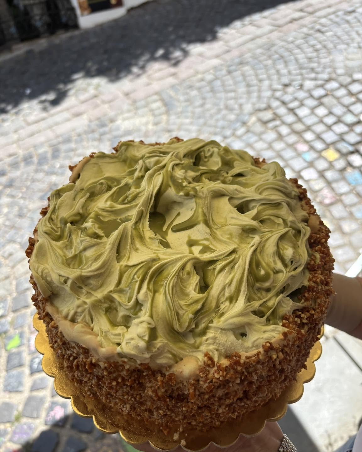 Zöld krémmel díszített torta