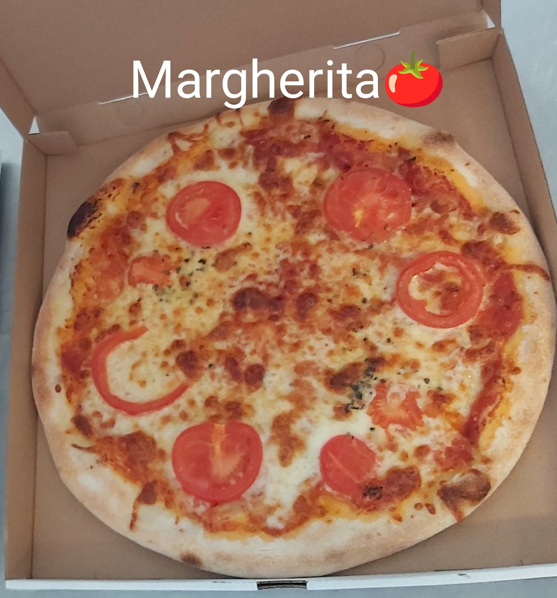 Margherita pizza paradicsomkarikákkal és sajttal