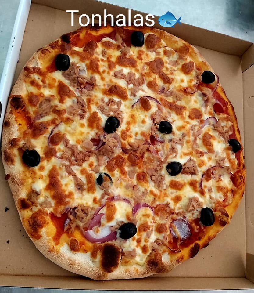 Közelről a Kék Lagúna tonhalas pizzája