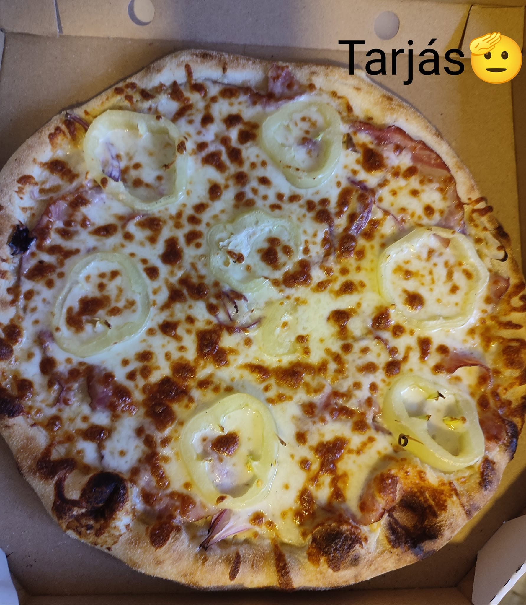 Tarjás pizza sajttal és paprikakarikákkal