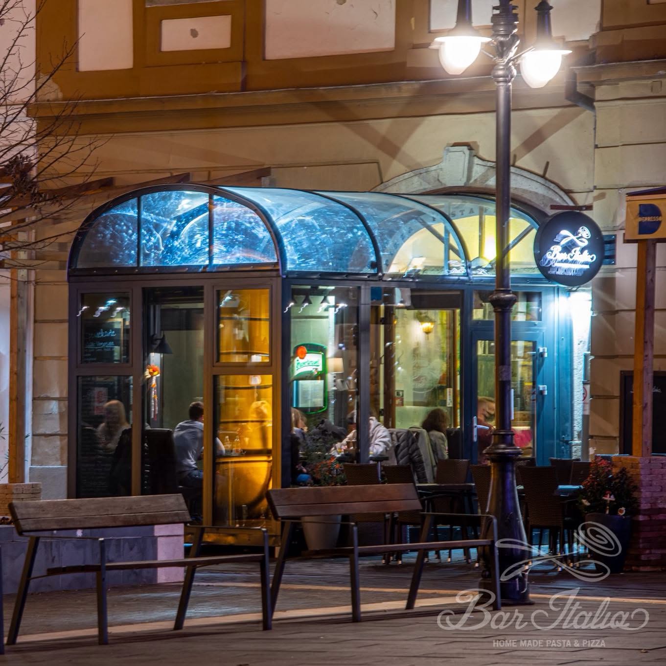 A Bar Italia bejárata Egerben