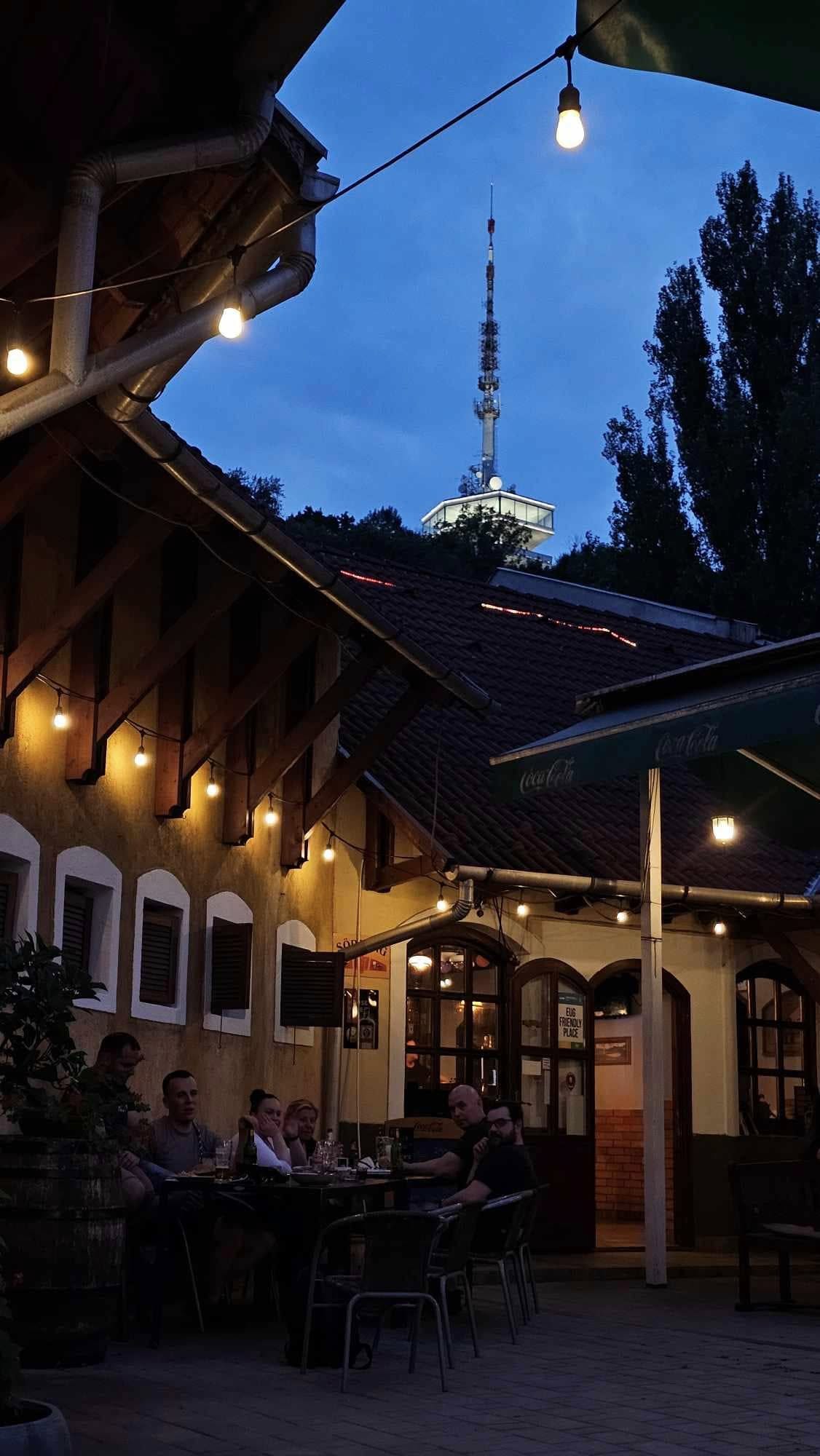 Az Avasi Sörház esti kerthelyisége