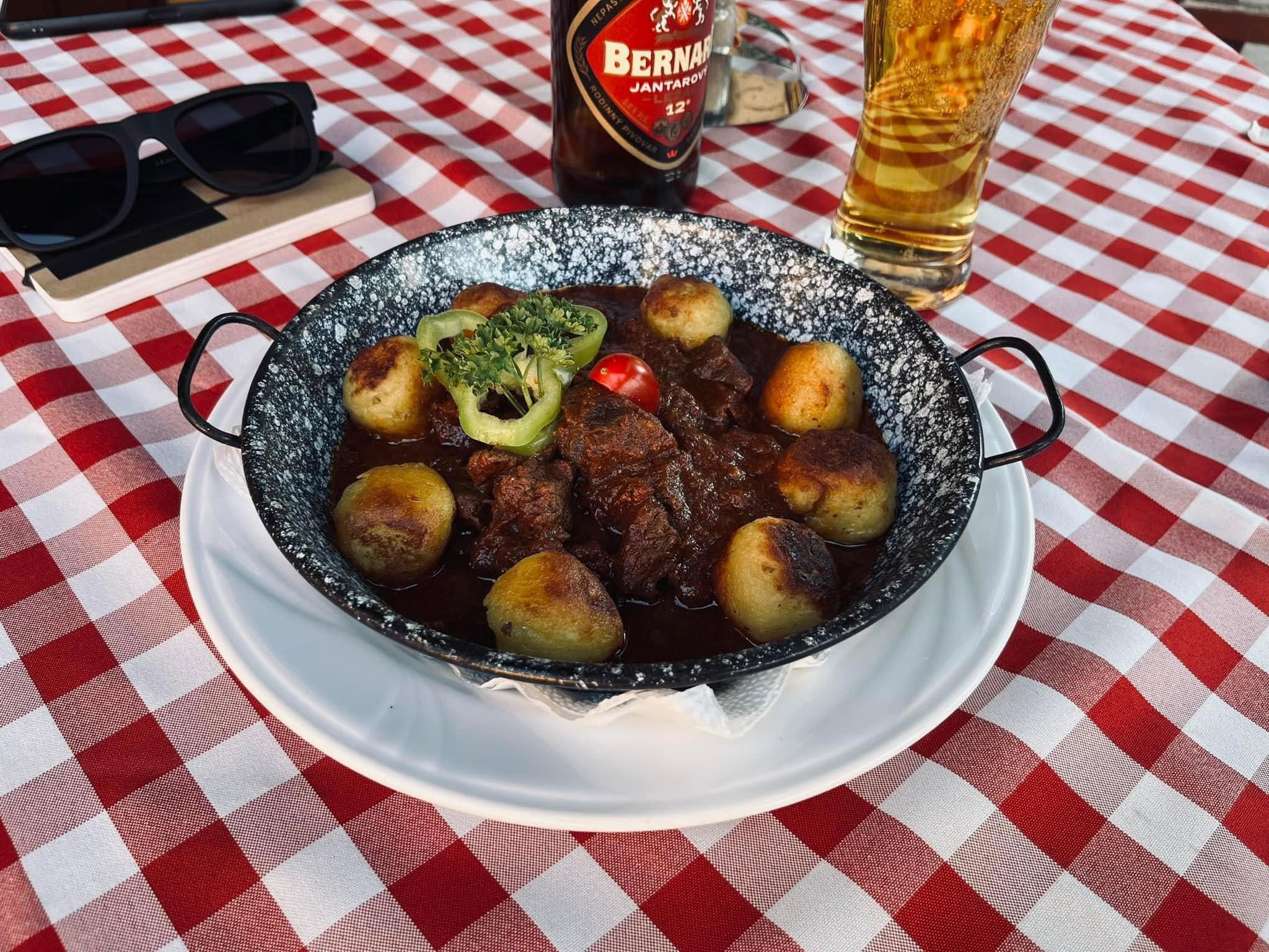 Húsos főétel burgonyával az Avasi Sörházban