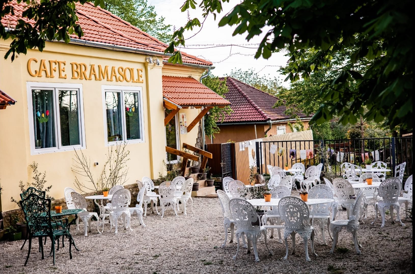 A Cafe BramaSole épülete és hangulatos kerti terasza