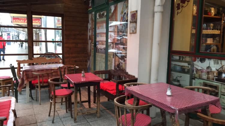 A Pöttyös Kávézó hangulatos szabadtéri terasza