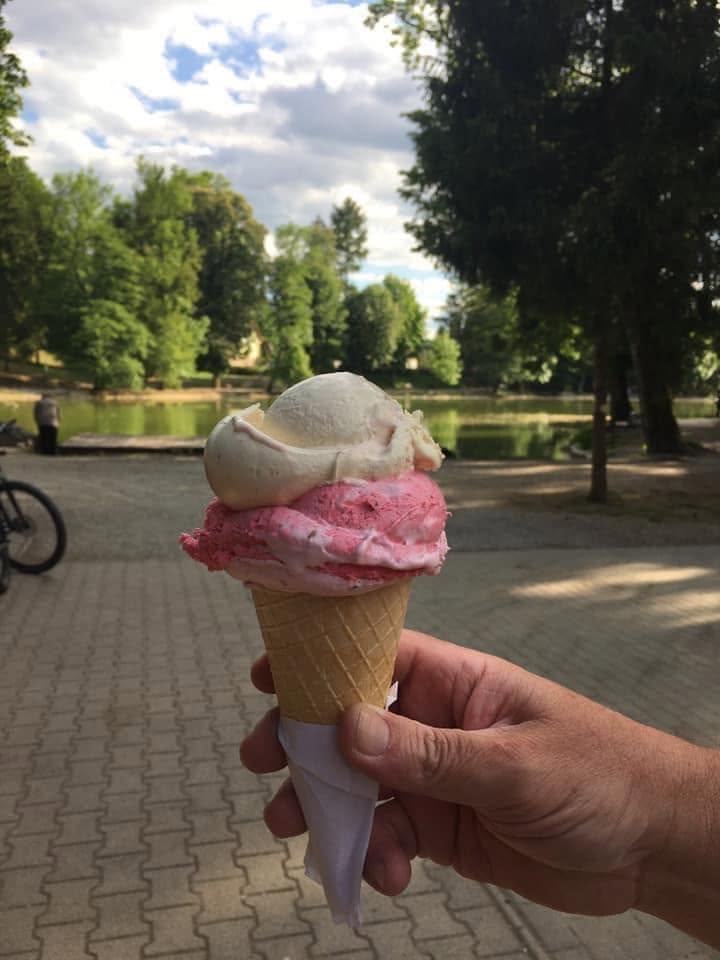 Kézben tartott háromgombócos fagylalt