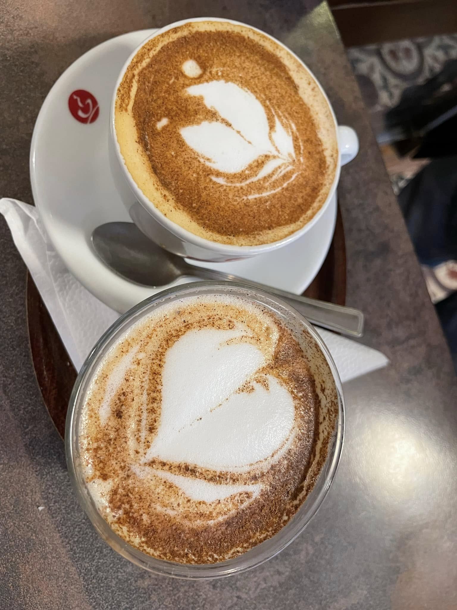 Két gondosan elkészített cappuccino a Pöttyös Kávézóban