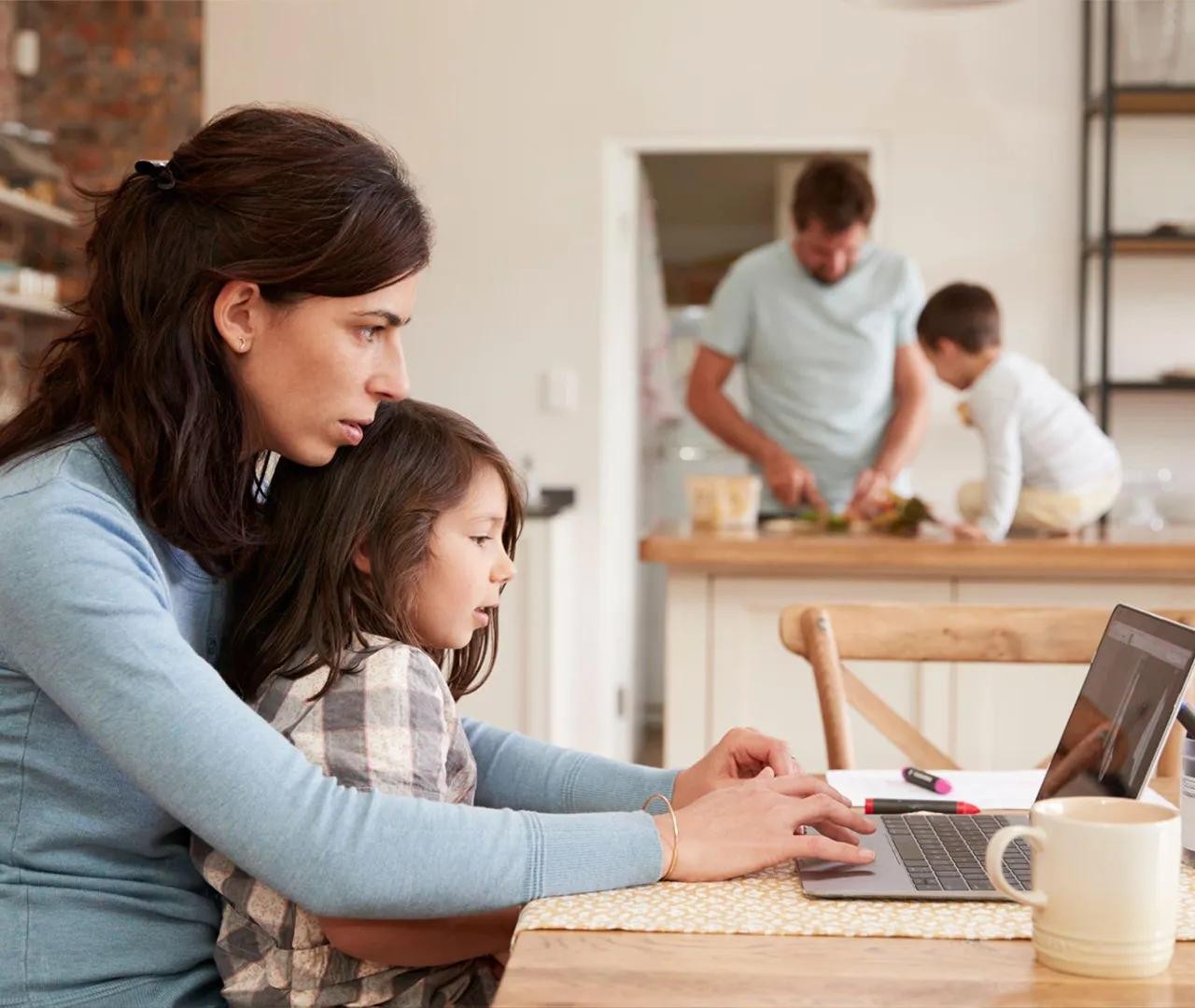 Madre con hija usando el sistema