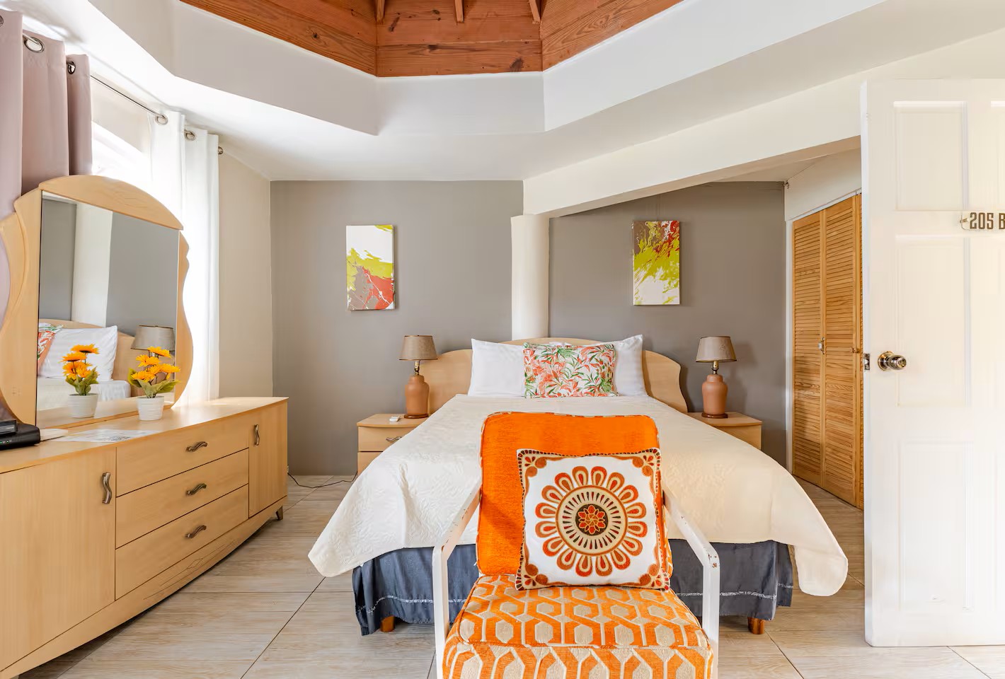 Coral Bay Studio Bright Bedroom & High Ceilings