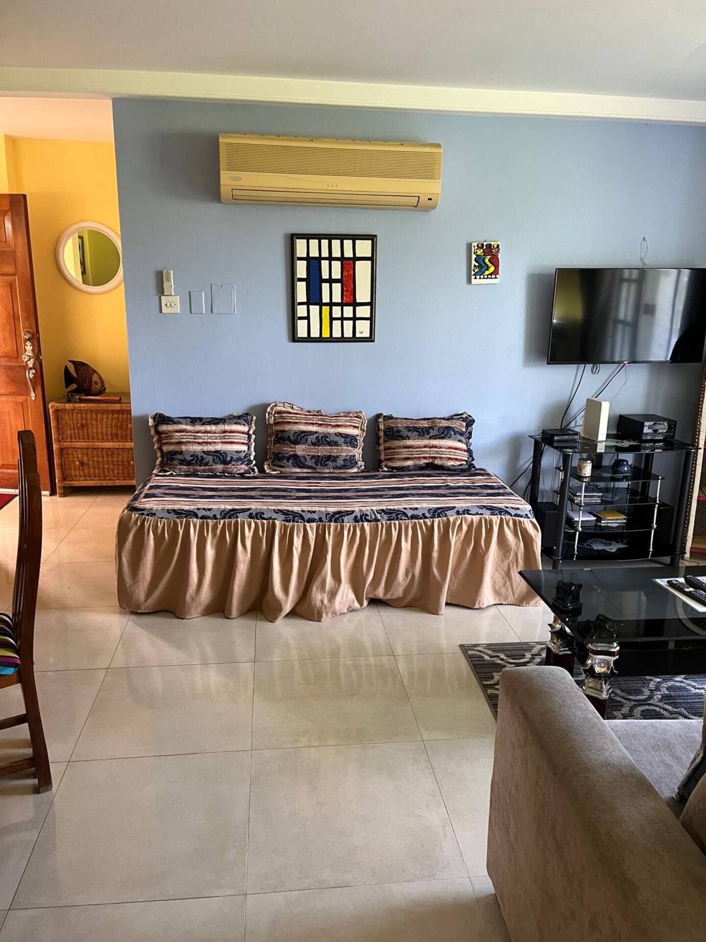 Sea Haven 1-Bedroom - Modern Tropical Living Room & Glass Coffee Table