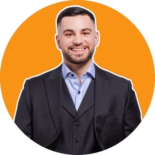 En tant que spécialiste du courtage immobilier depuis 2020, Samuel Lamarre dirige les opérations du Groupe Lamarre, une équipe experte en immobilier résidentiel et commercial. Il aide à superviser une équipe de plus de 40 courtiers, soutenue par un réseau de professionnels dans les domaines financier, hypothécaire, construction, notarial et juridique, pour offrir à ses clients un service de qualité supérieure à chaque étape de leurs transactions.
Toujours en quête d'amélioration, Samuel participe régulièrement à des conférences sur le développement immobilier aux côtés des figures les plus influentes du secteur, telles que Ryan Serhant, 10X, Multifamily Conference, et bien d'autres. Grâce à cette volonté constante de perfectionnement et à sa connaissance des tendances du marché, il élabore des stratégies personnalisées qui maximisent les opportunités immobilières à Montréal.
Son approche collaborative et orientée vers les résultats lui permet de fournir une valeur ajoutée à ses clients et partenaires, tout en restant à l'avant-garde des évolutions du secteur.