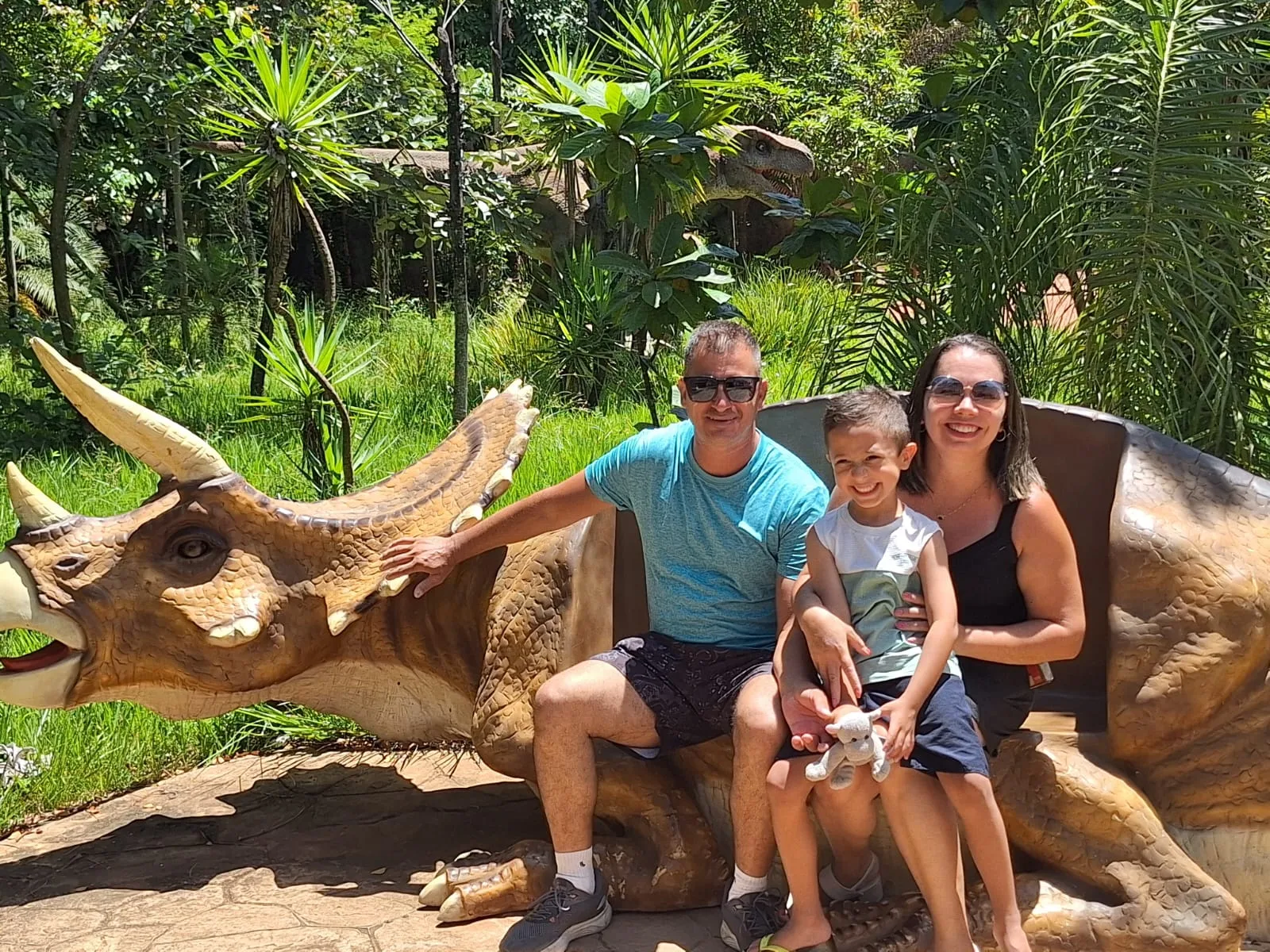 Família no parque de dinossauro