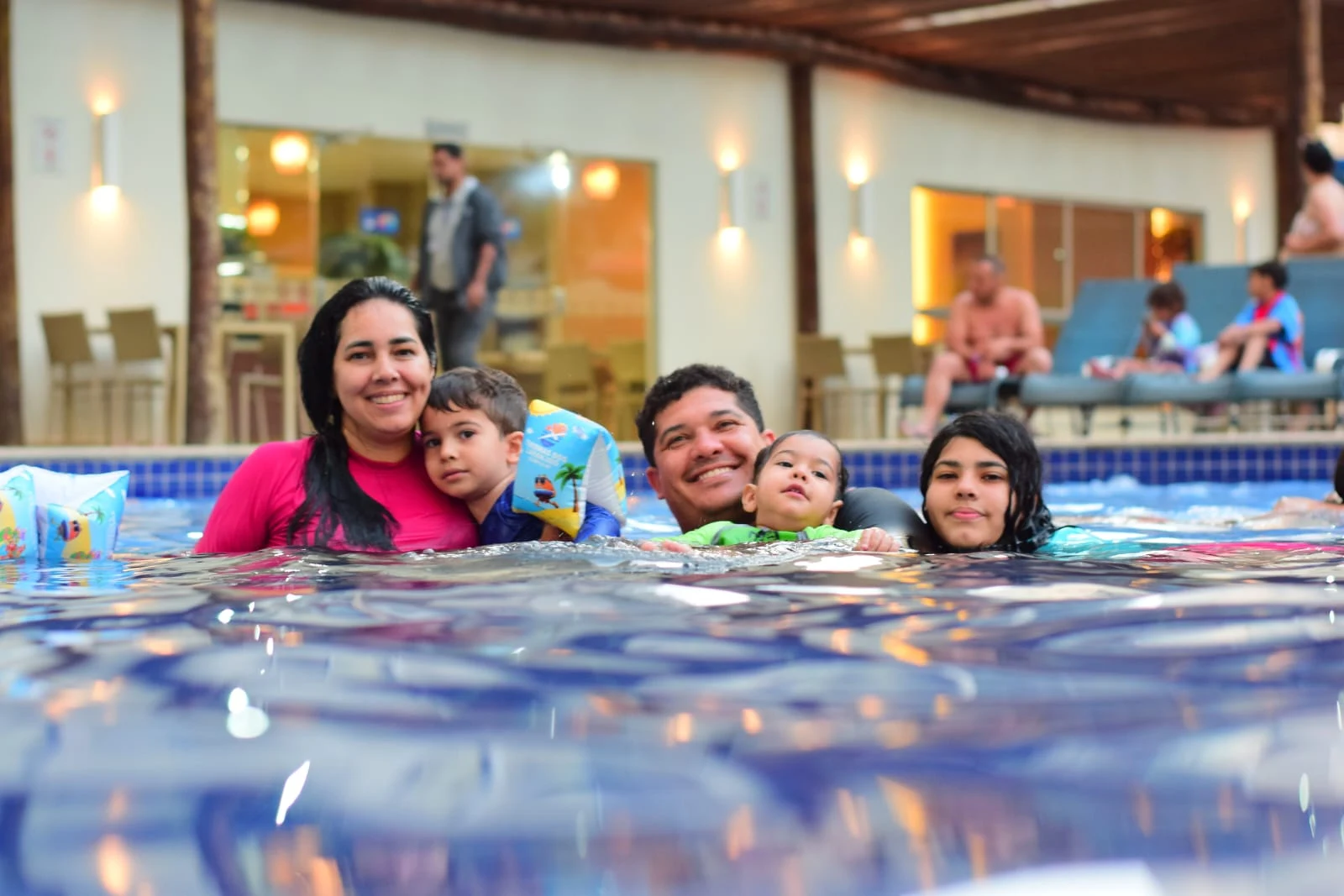 Família na piscina