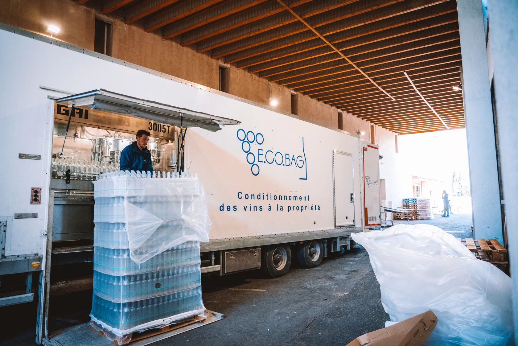 Une unité mobile E.CO.BAG ouverte, avec la chaîne de mise en bouteille à bord