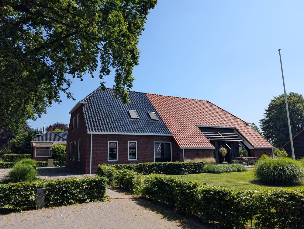 Schuin dak met nieuwe dakpannen