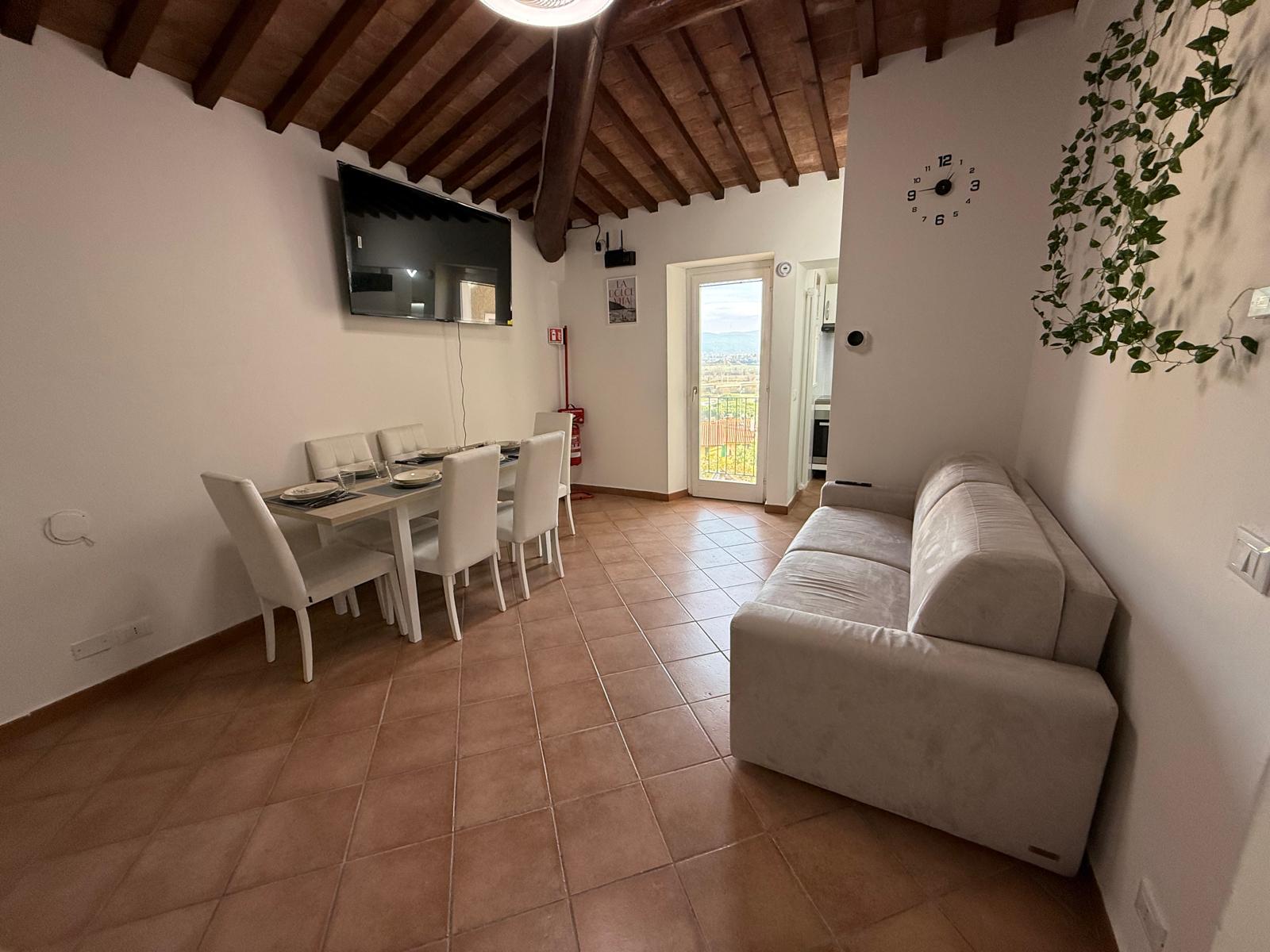 Soggiorno con travi a vista e divano letto matrimoniale – Il Poggiolino d'Oro, Arezzo
