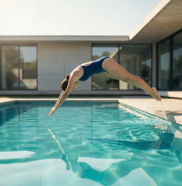 Persona realizando piquero en piscina cristalina