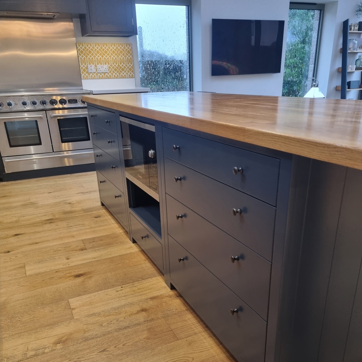Cabinet spray detail