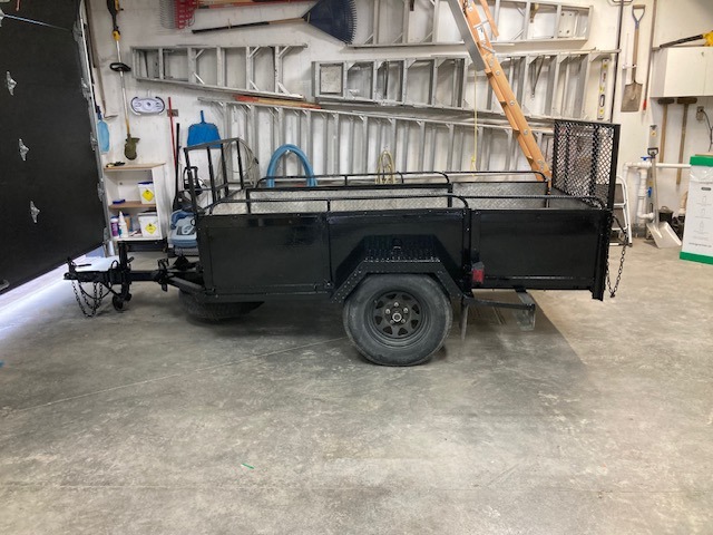 Remorque fermée 4 x 8 pi double essieu — EBI Transport