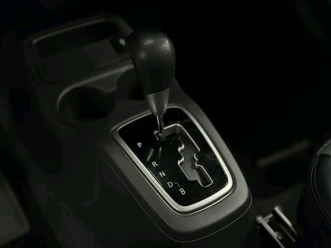 Automatic transmission console of the Mitsubishi Mirage G4