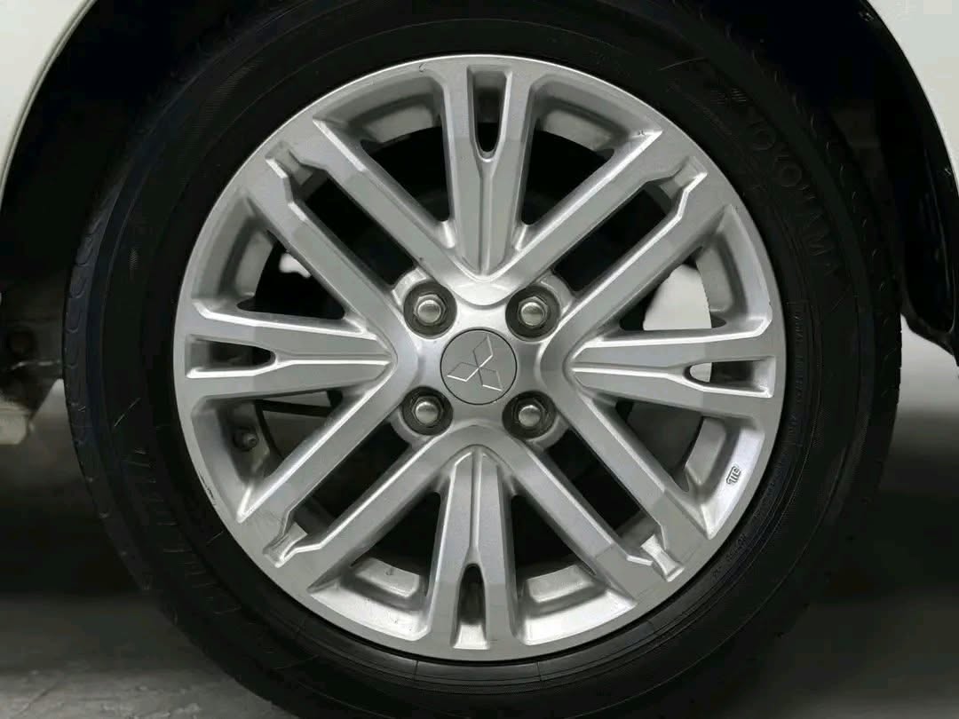 Silver Mitsubishi Mirage G4 wheel detail
