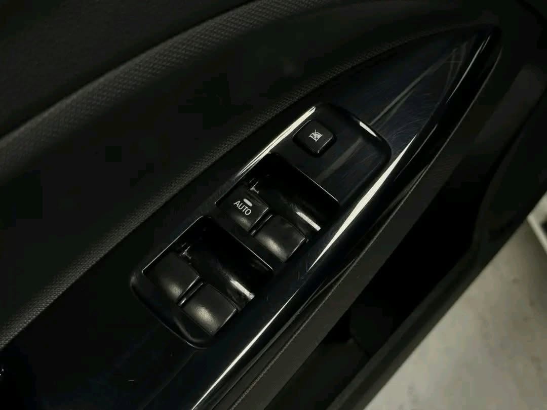 Door power window buttons inside the Mirage G4