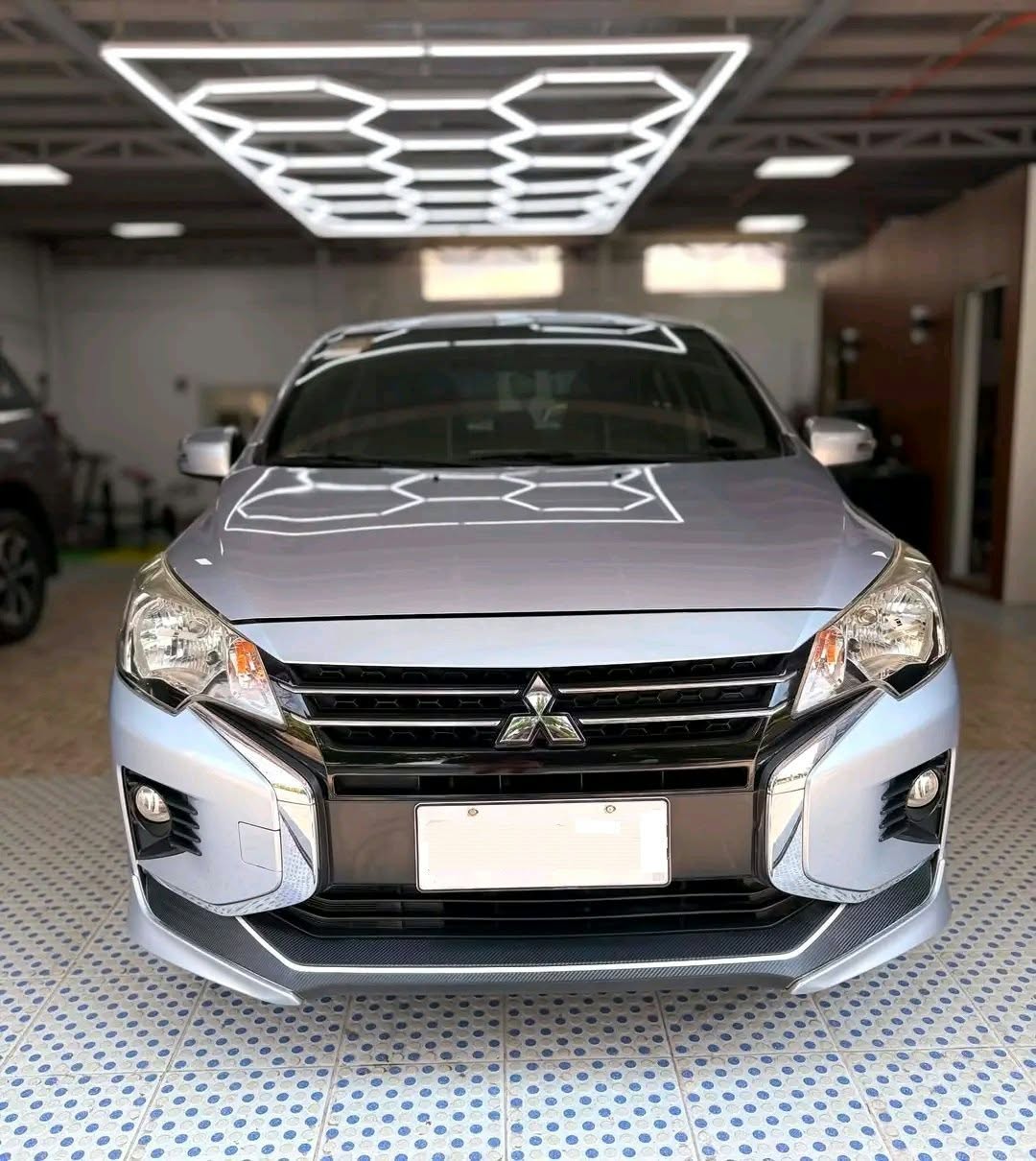 Front view of silver Mitsubishi Mirage G4