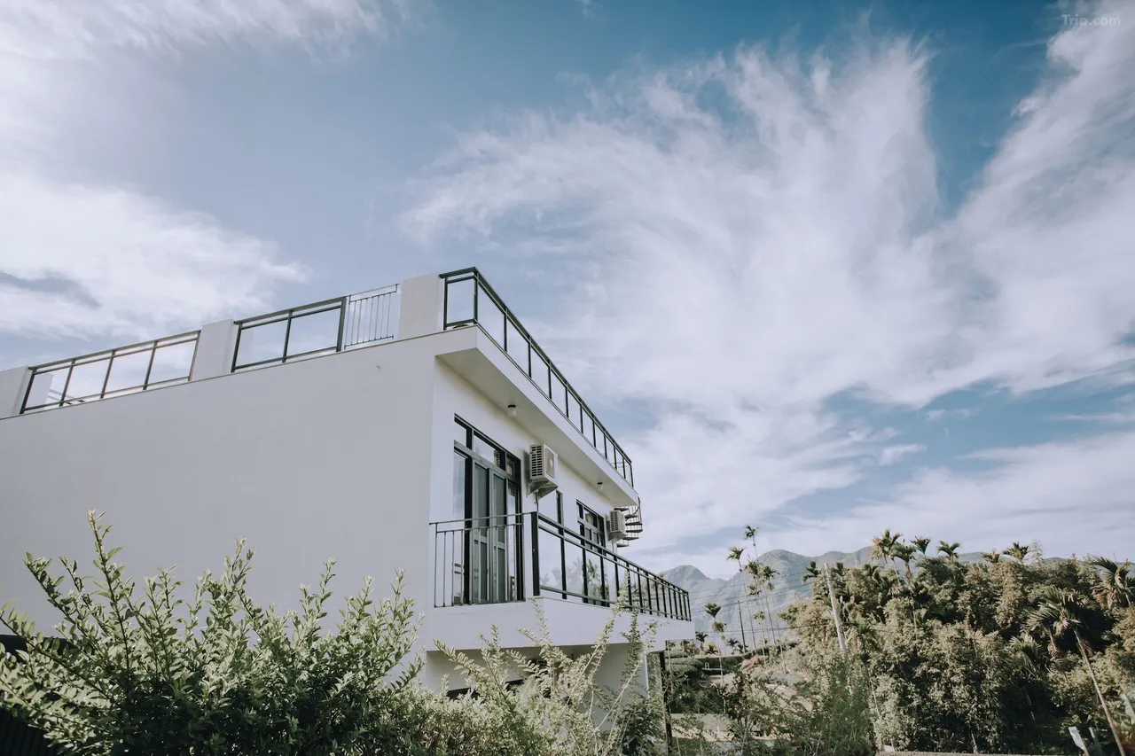 Ruili Tea Villa surrounded by mountain scenery