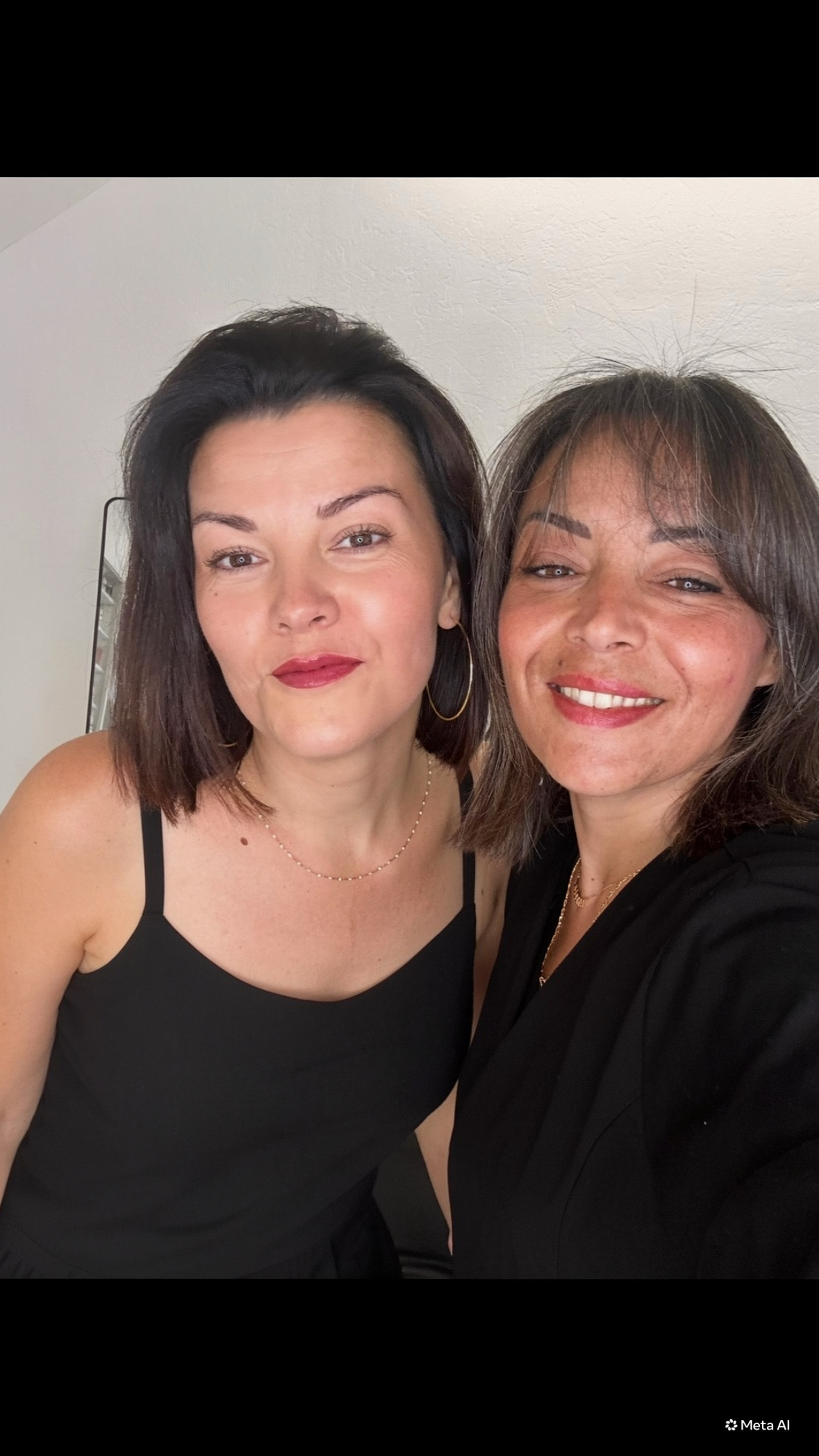 Cliente satisfaite maquillage permanent – confiance retrouvée