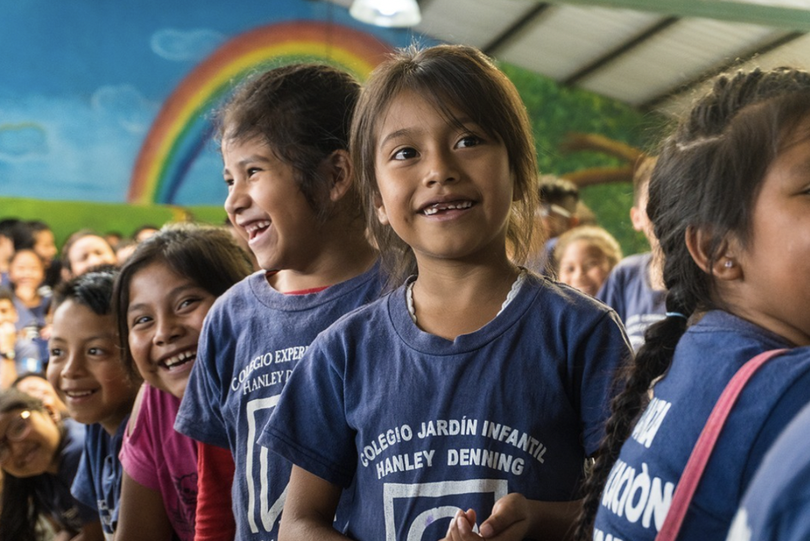 Kids are together and smiling in their school shirts at Colegio Jardin Infantil Hanley Denning, an organization you can donate to on Giving Tuesday