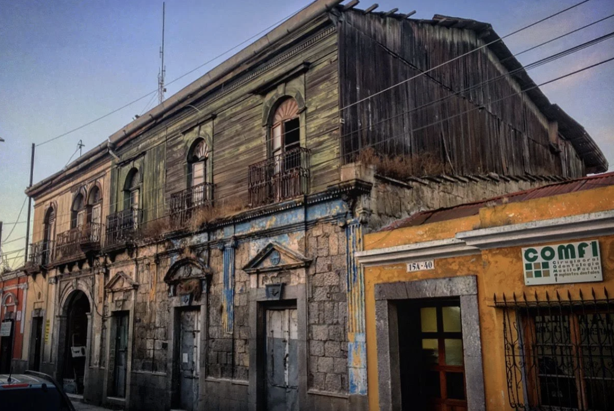 An older rundown but vibrant building in Guatemala