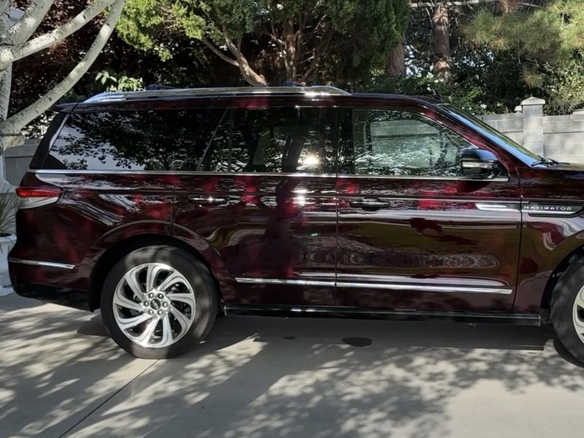Burgundy Lincoln Navigator after ceramic coating