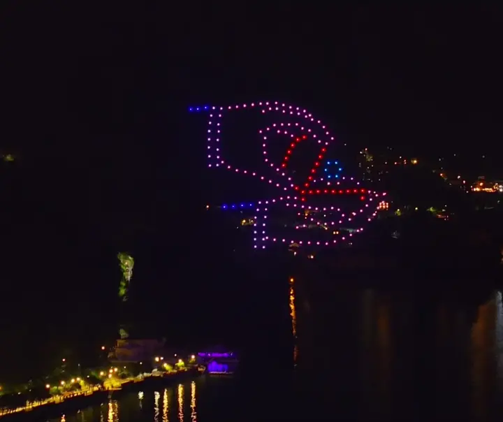 Anelli luminosi durante un Drone Show realizzato da Ink7Lab