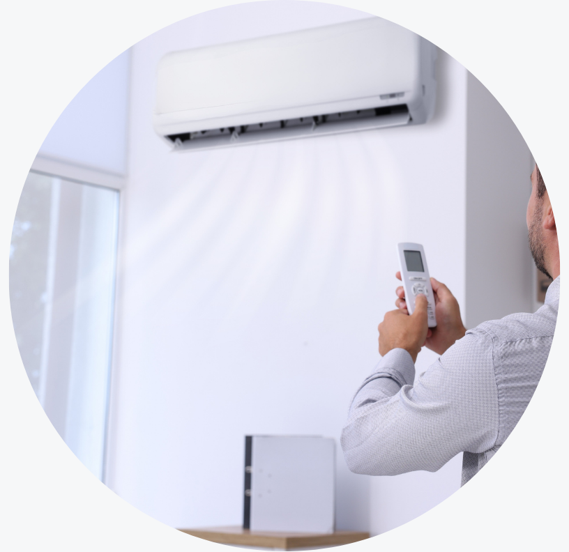 uomo che sta regolando la temperatura del climatizzatore di casa propria