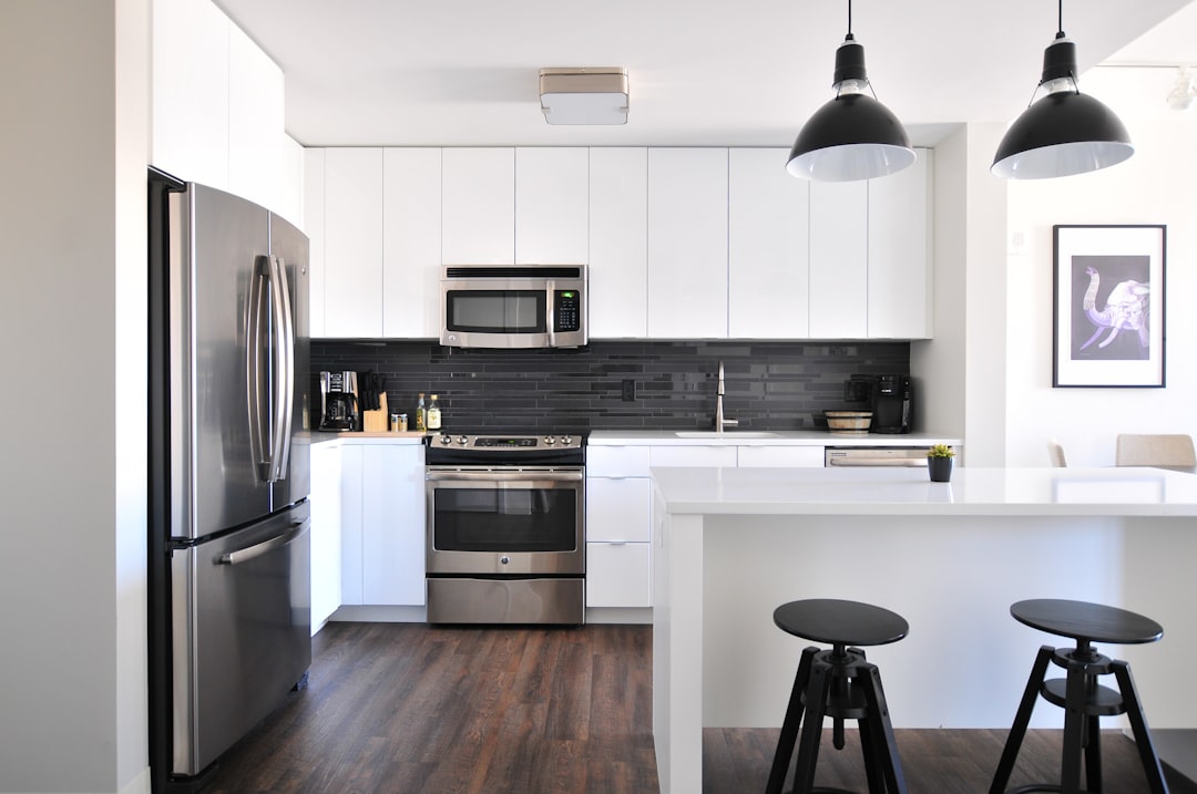 Cocina de una unidad disponible para renta en Miami, con isla central y electrodomésticos de acero