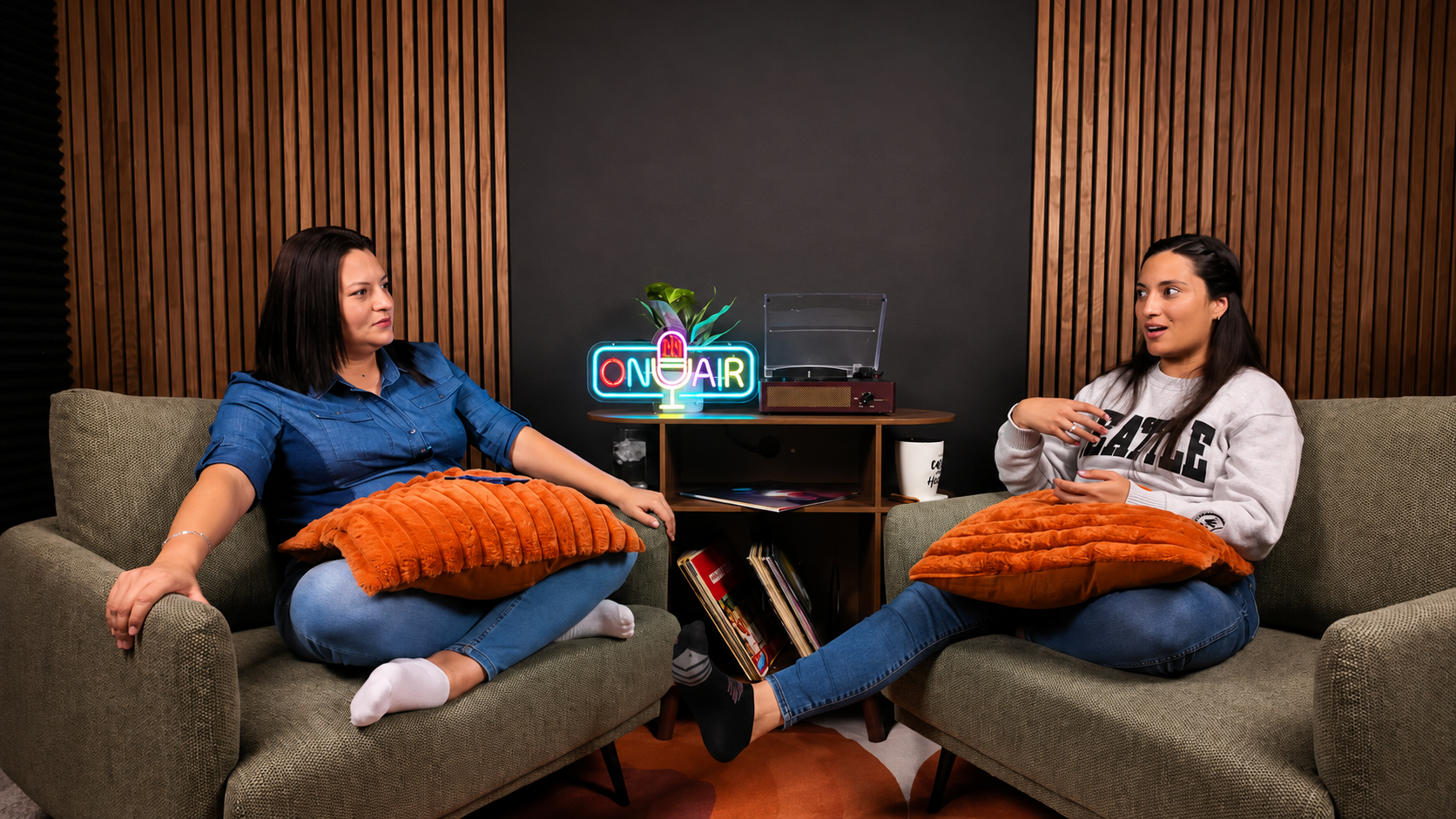Alejandra y Mayra grabando Descloseteadas Podcast, un podcast LGBTQ+ en español