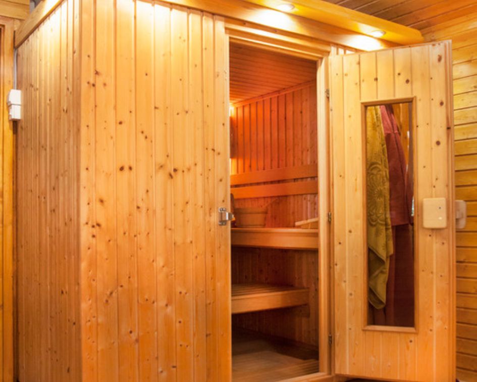 Modular sauna with glass front
