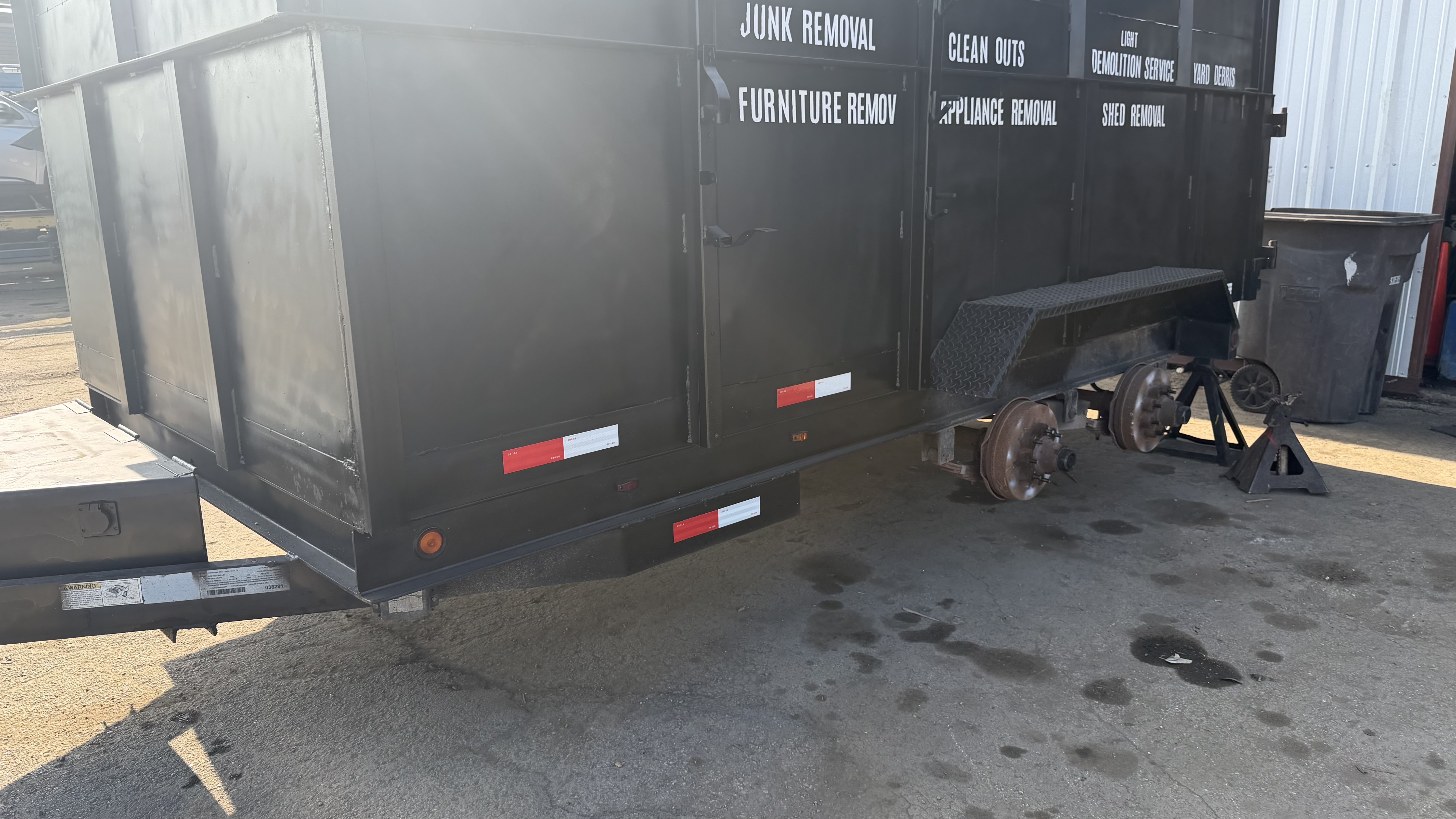 Dump trailer with lettering