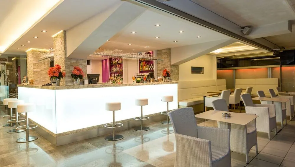 Il bar dell'hotel con il bancone luminoso