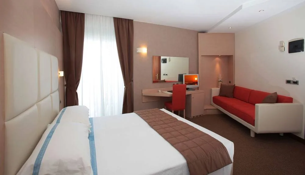 Comfort Room con angolo soggiorno e divano rosso