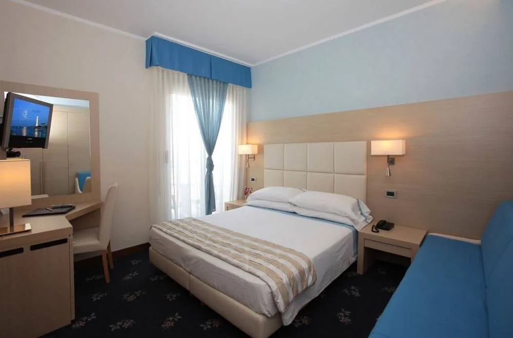 Camera Adriatica con divano letto e tende azzurre
