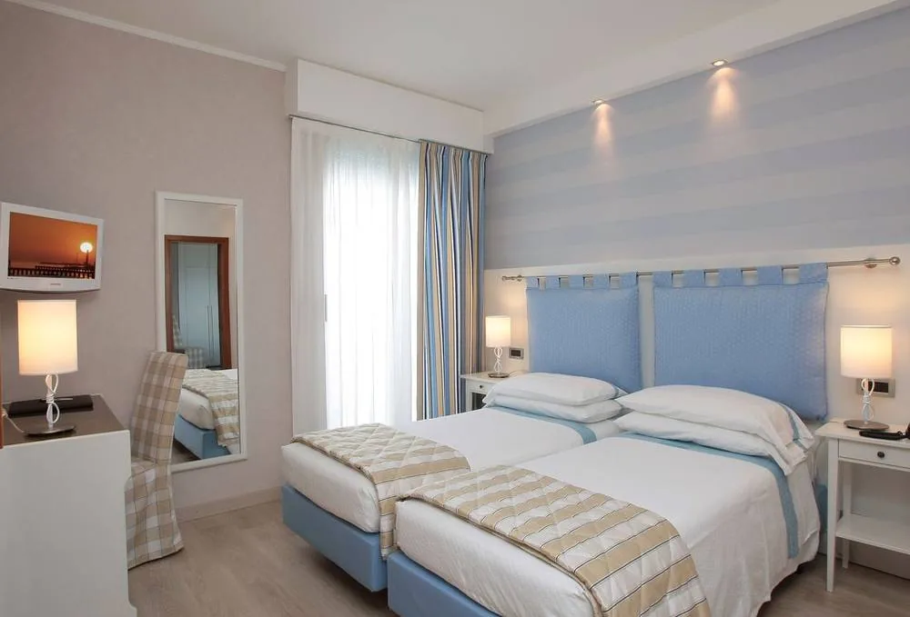 Family Room con letti singoli e balcone sul mare