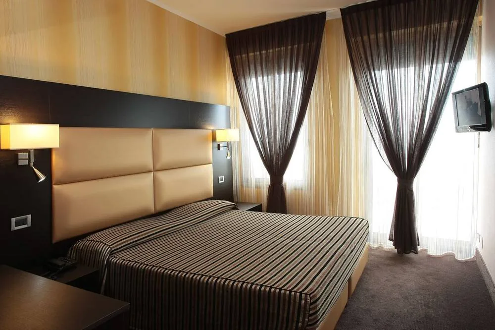 Junior Suite con letto matrimoniale e tende scure