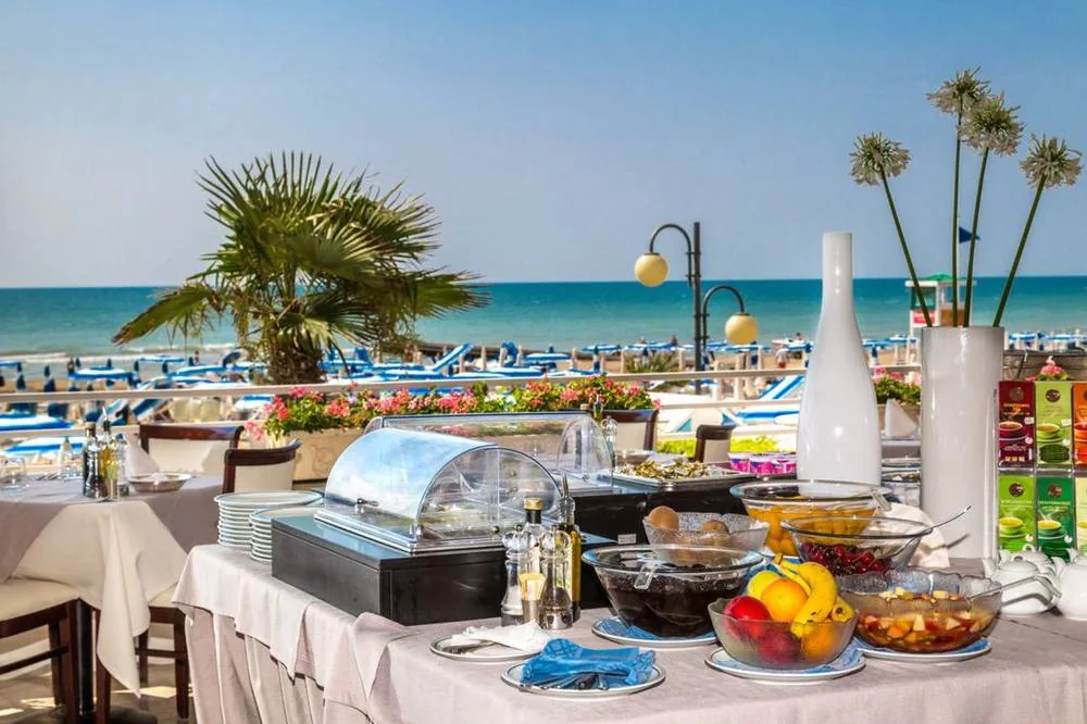 Il buffet della colazione con il mare sullo sfondo