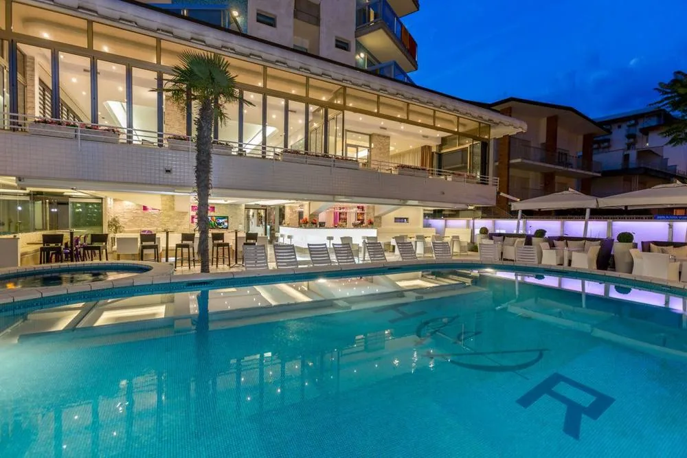 La piscina illuminata la sera