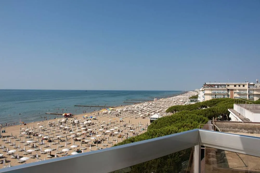 Il litorale di Jesolo visto dal balcone, con la pineta