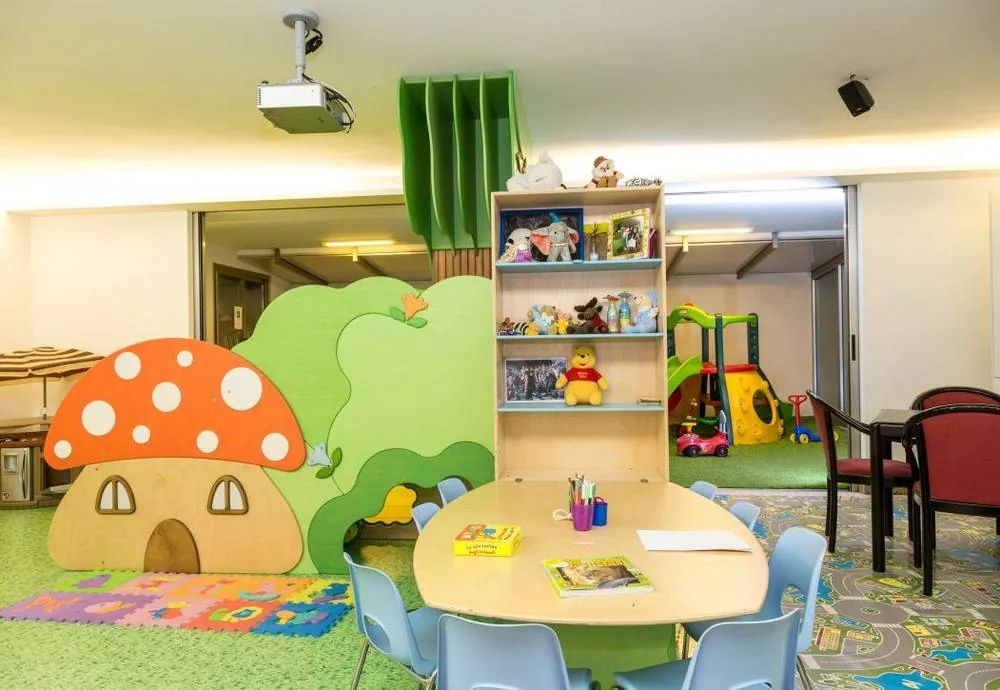 Il Mini Club con i tavolini colorati e i giochi
